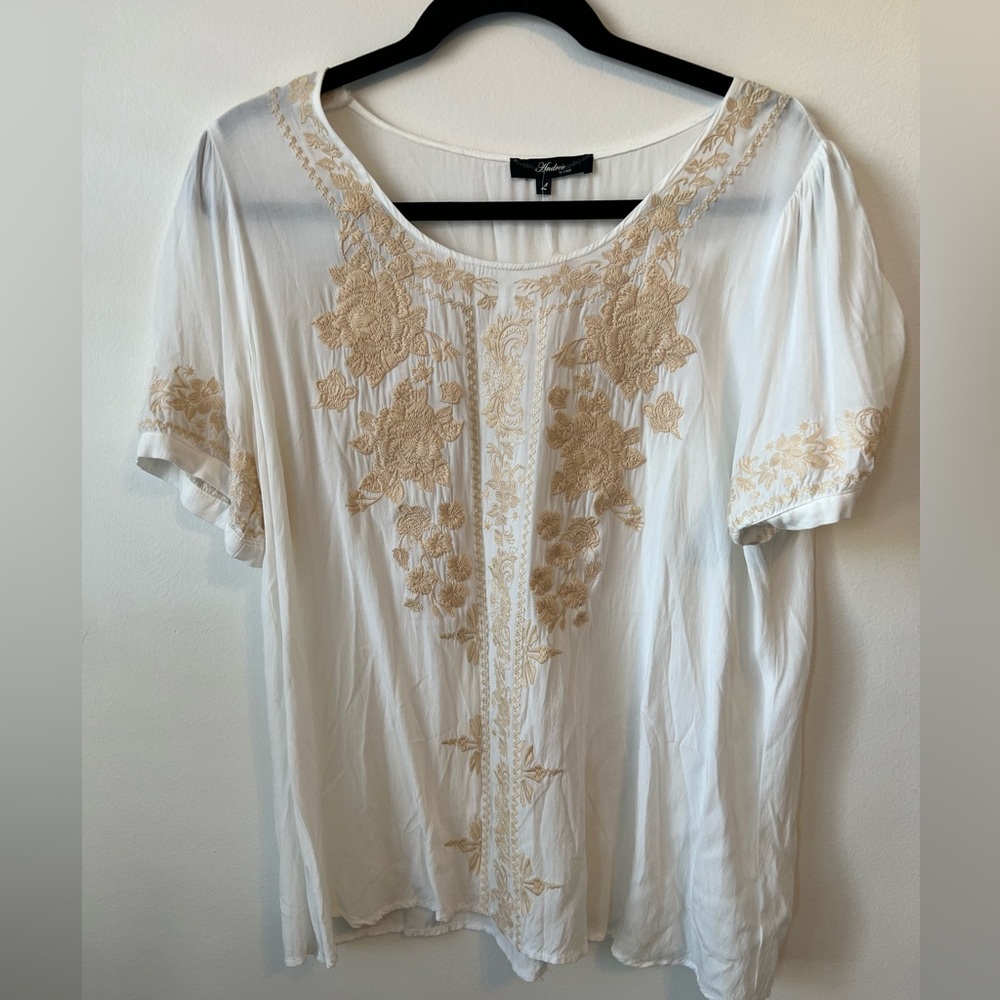 Gorgeous Embellished Top. Size L. NWT